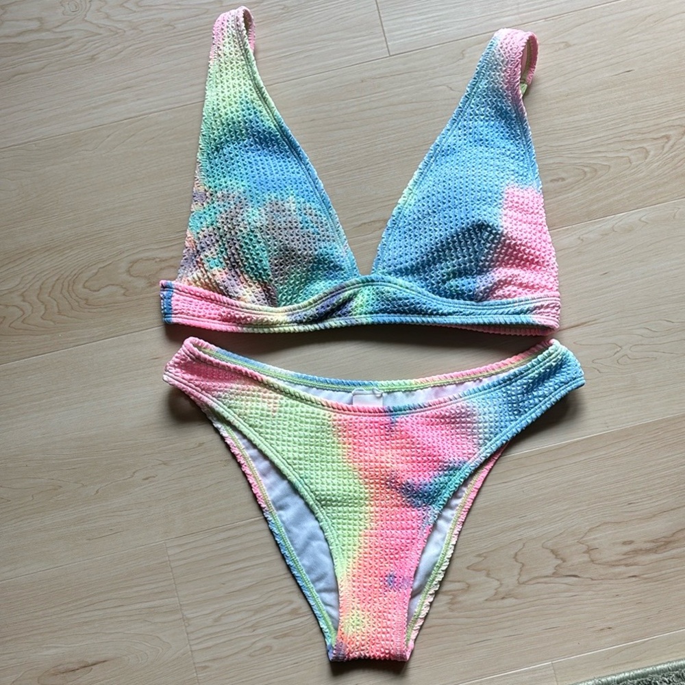Cupshe Colorful Tie-Dye Plunge Top Bikini Set - Picture 5 of 11